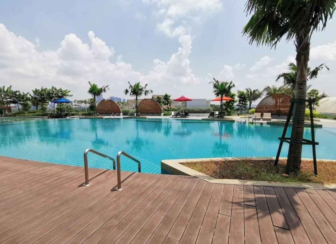 Almas Suites Poolview Netflix 100Mbps Bystay Нусаджайя Экстерьер фото